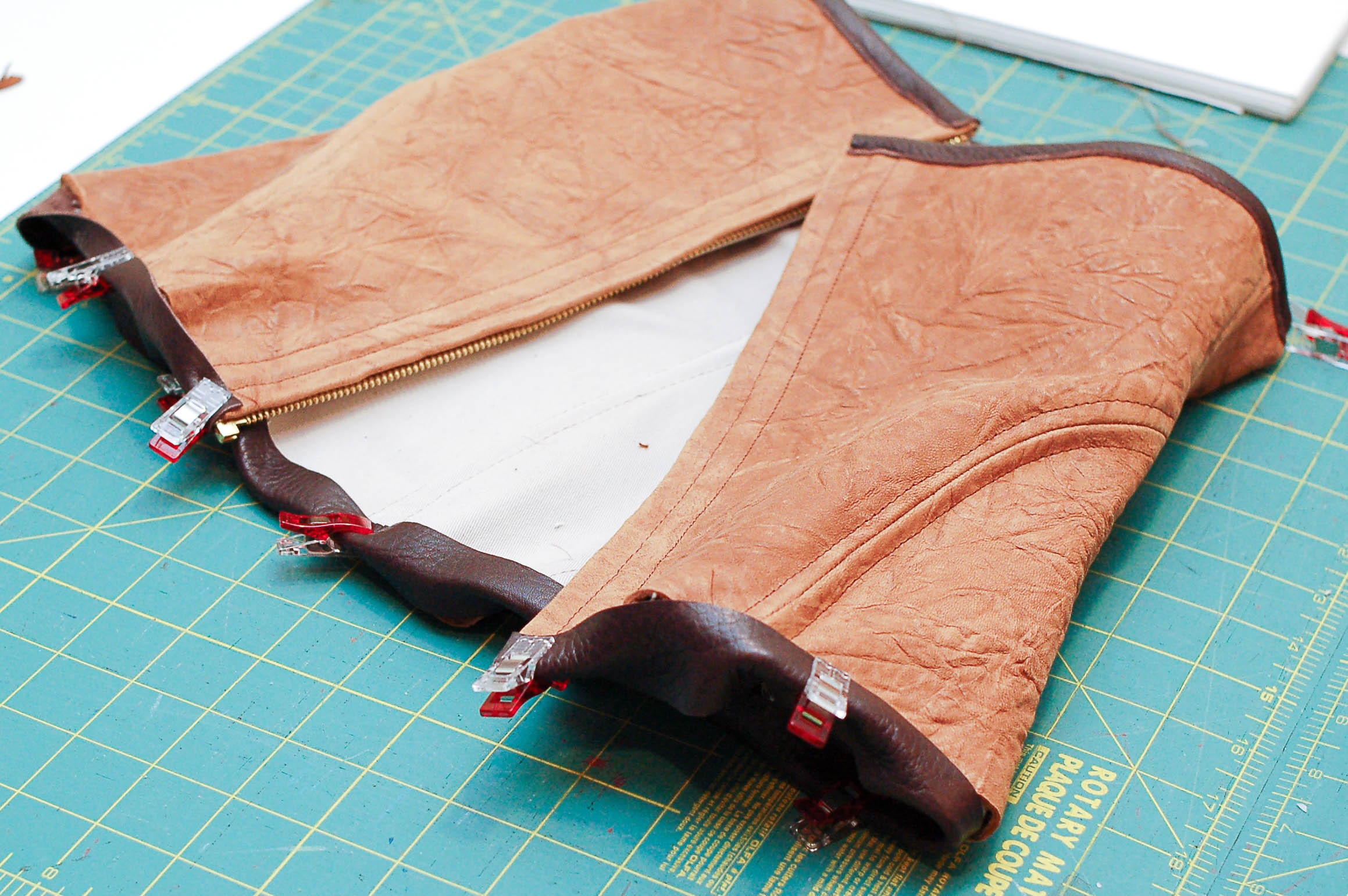 Making Kraehe's backless corset – Leafnin Cosplay