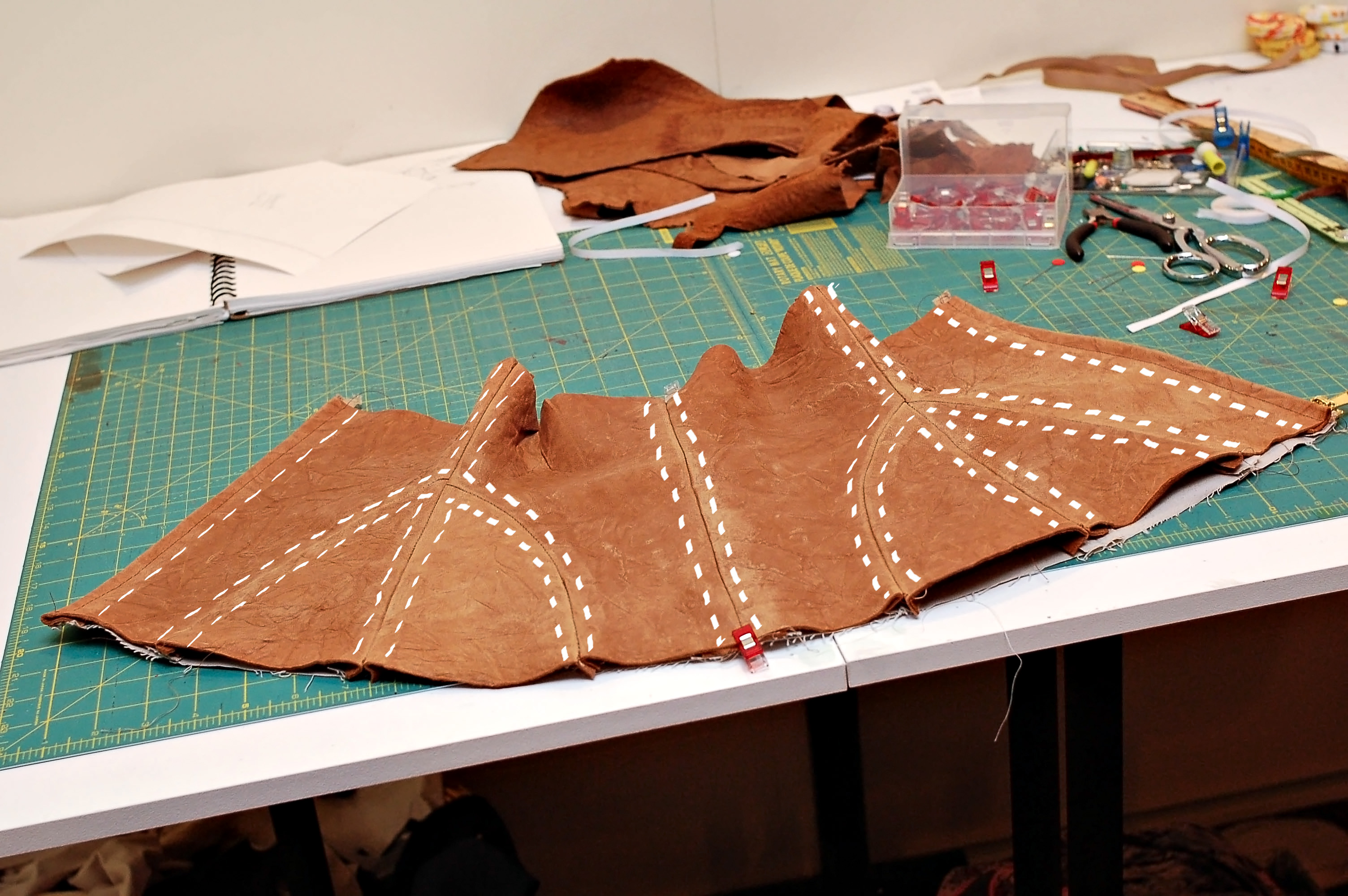 Making Kraehe's backless corset – Leafnin Cosplay